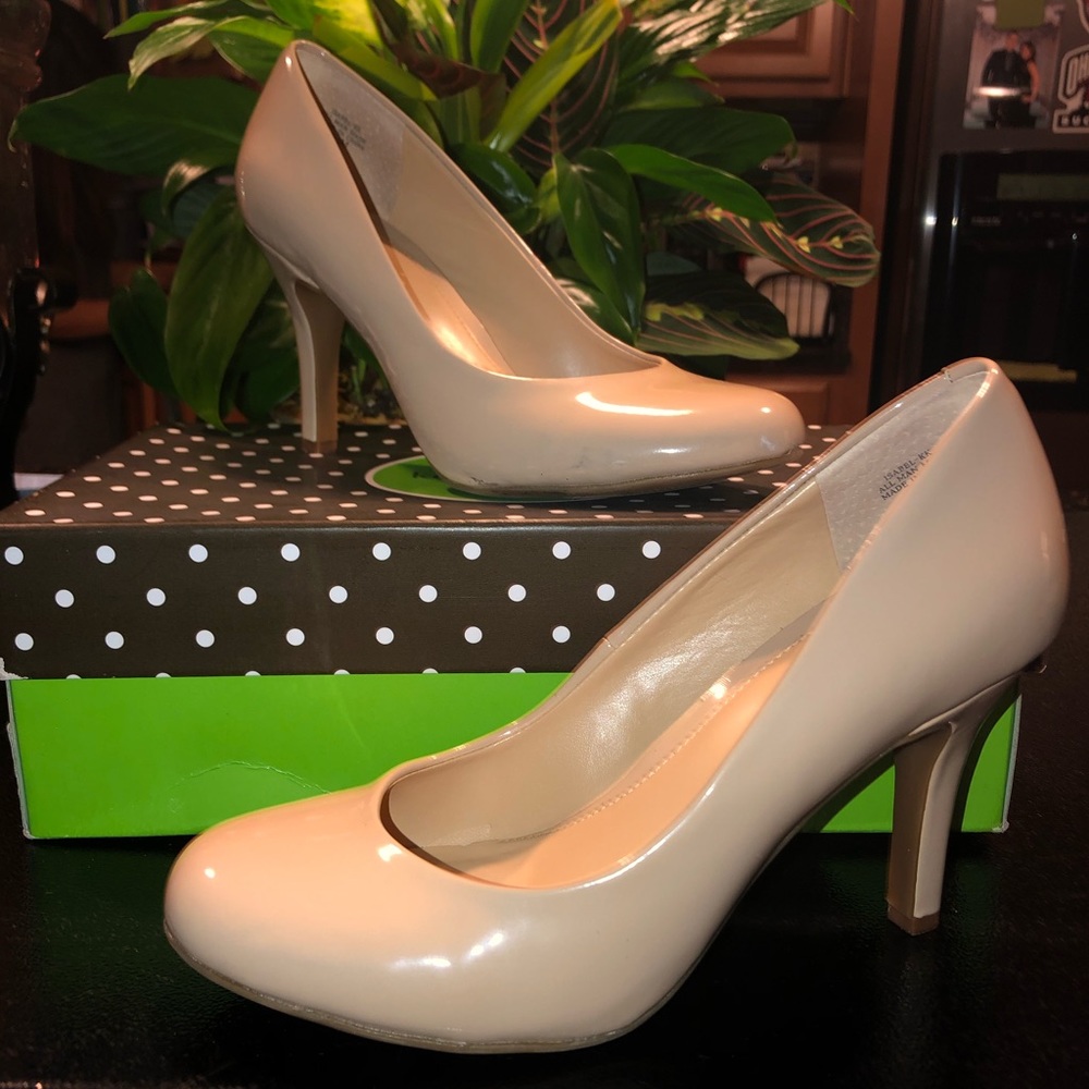 Kelly & Katie nude/taupe patent leather pumps 6.5